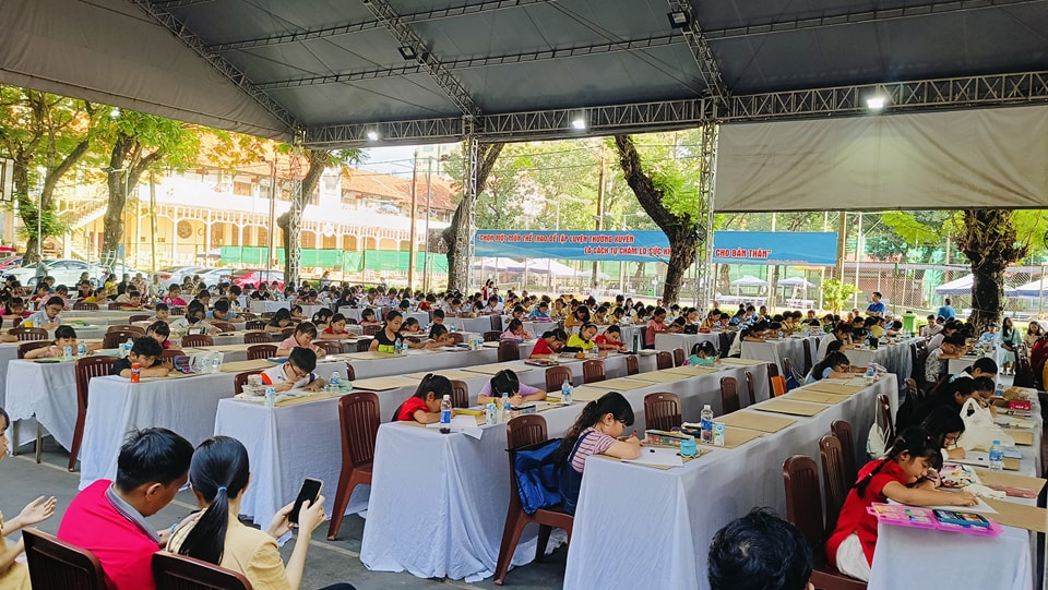 Chụp hình lưu niệm tập thể tại Cung Văn Hóa