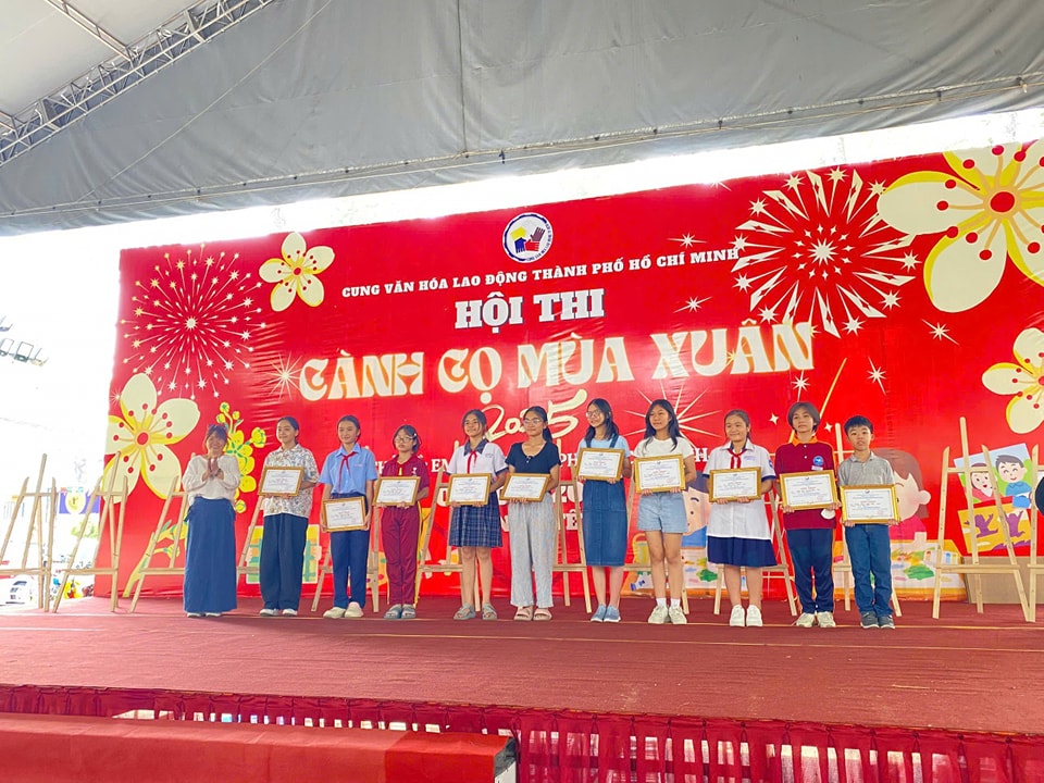 Niềm vui của bé khi hoàn thành bài thi