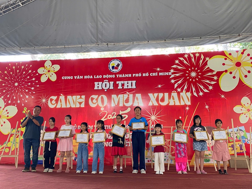 Các bé thiếu nhi đang tô màu cho tranh